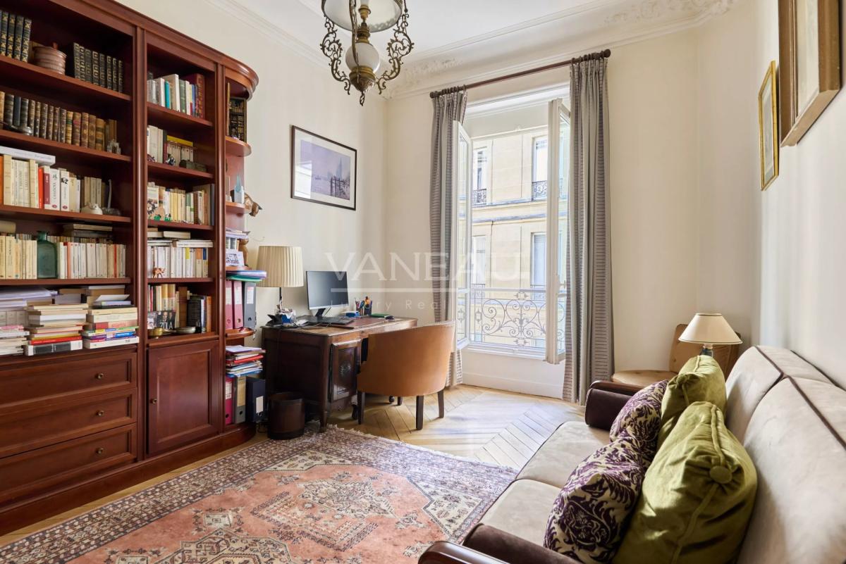 Paris VIIIe– Quartier Europe--Appartement familial et de récepti