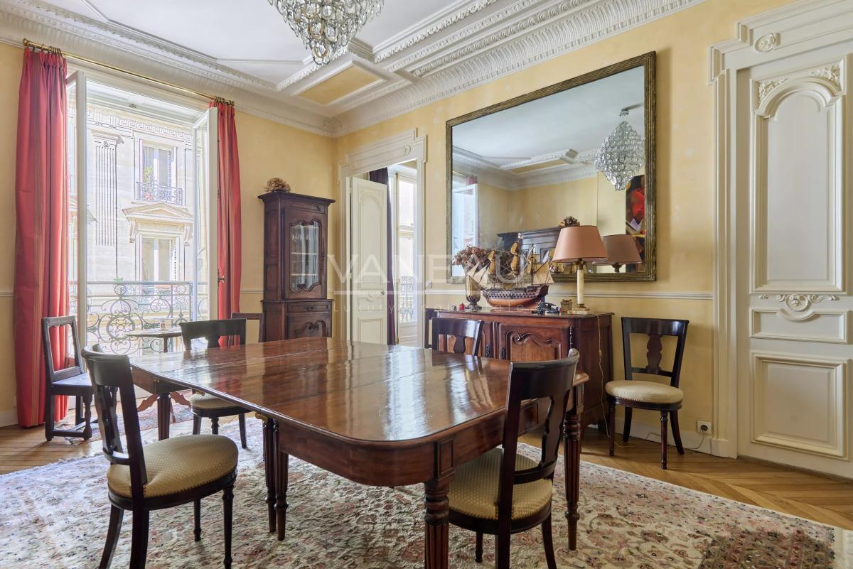 Paris VIIIe– Quartier Europe--Appartement familial et de réception