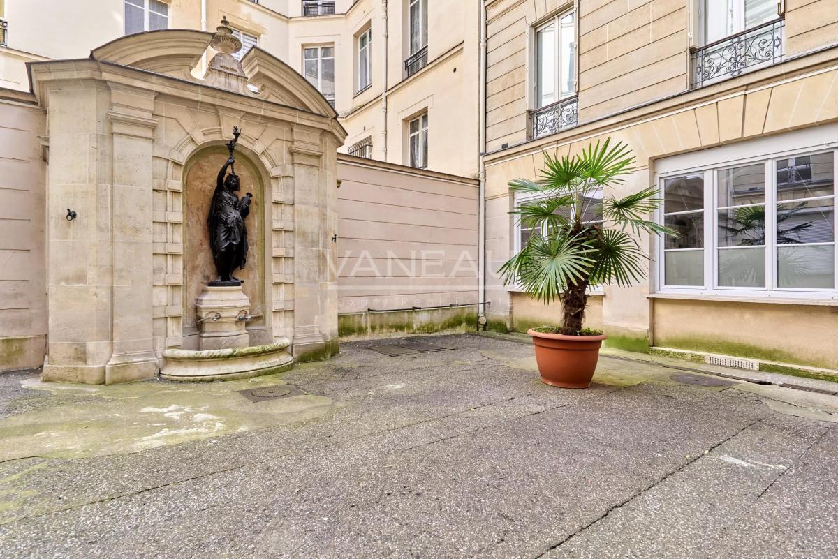 Paris VIIIe– Quartier Europe--Appartement familial et de réception