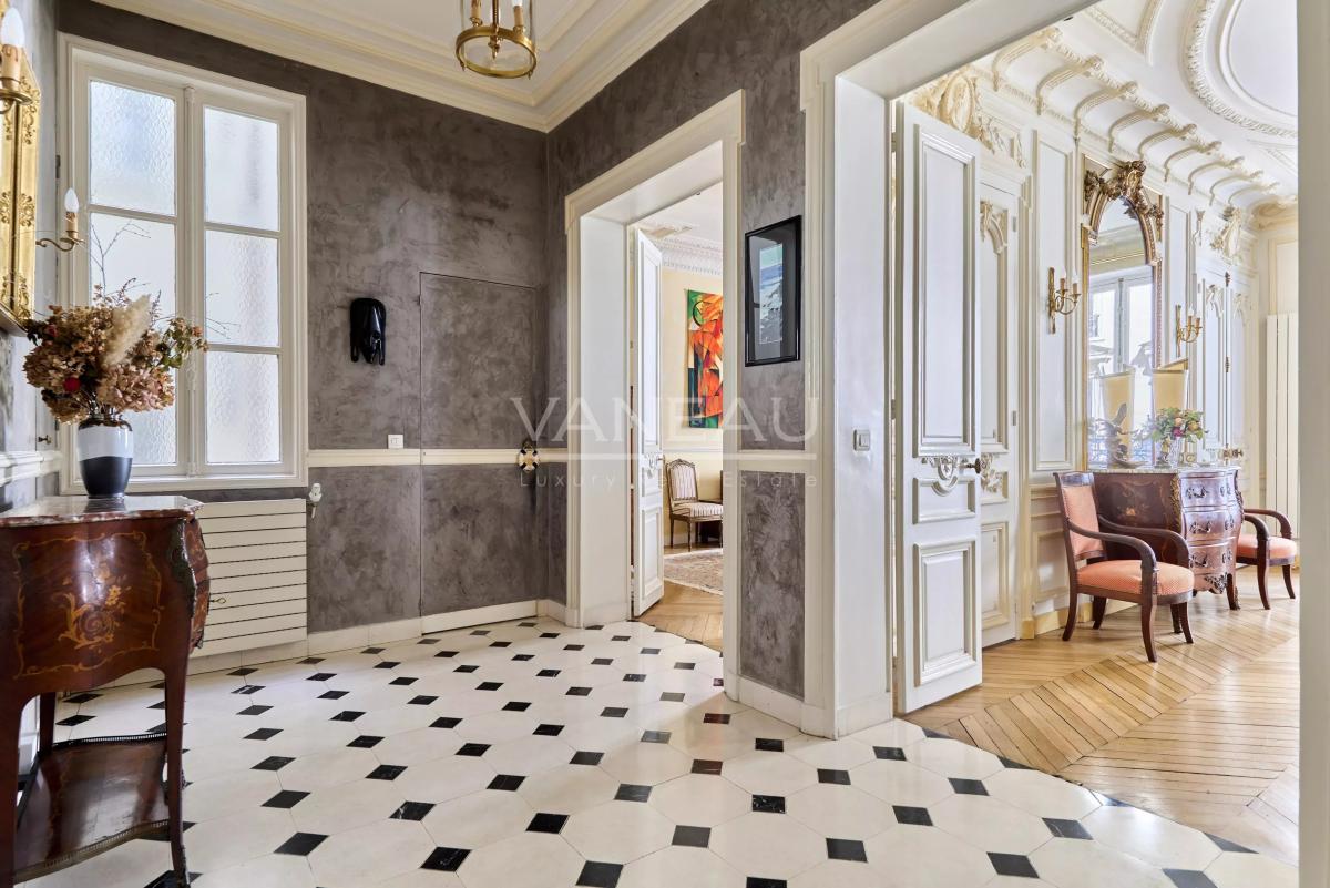 Paris VIIIe– Quartier Europe--Appartement familial et de réception