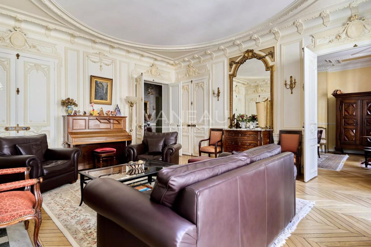 Paris VIIIe– Quartier Europe--Appartement familial et de récepti