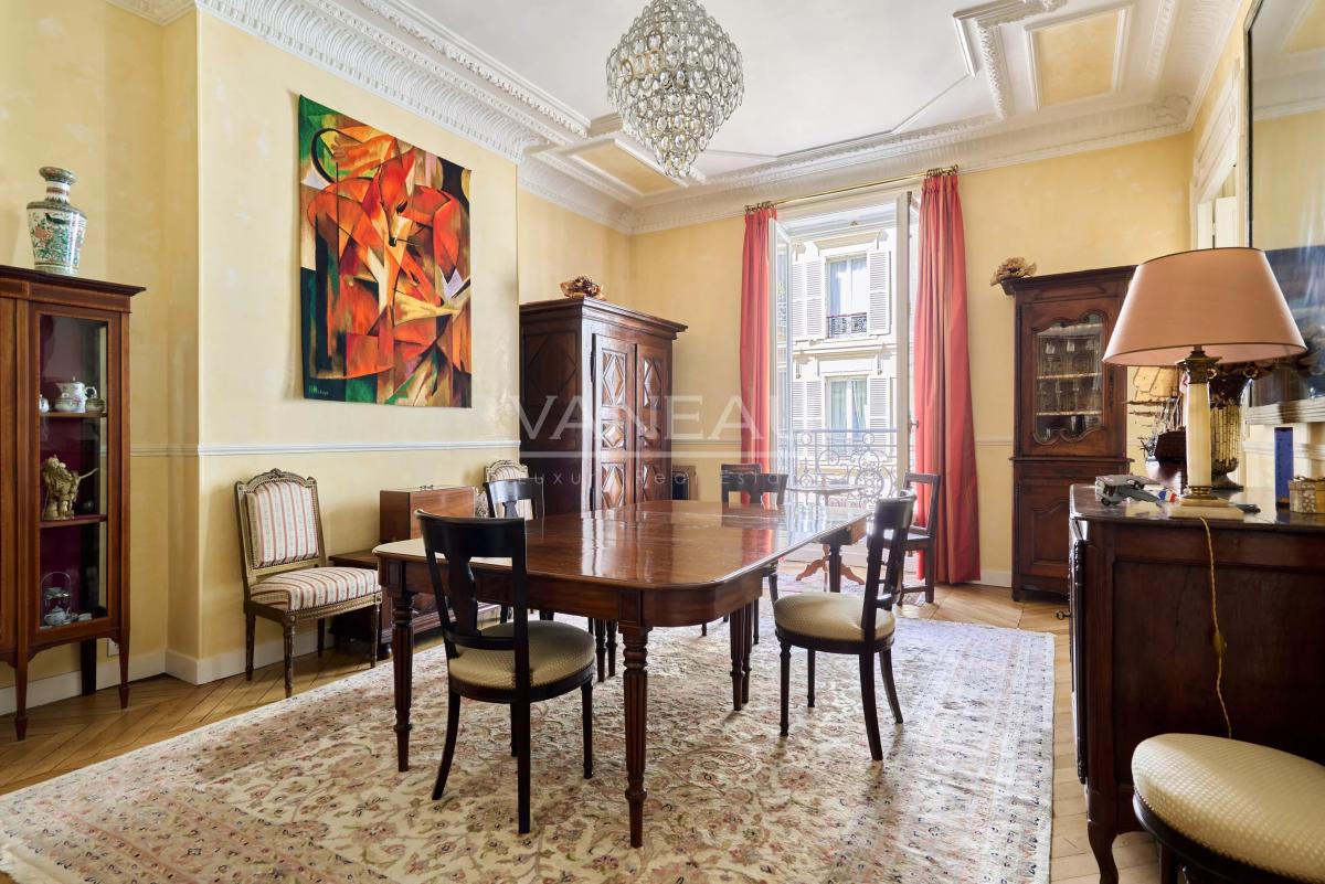 Paris VIIIe– Quartier Europe--Appartement familial et de réception