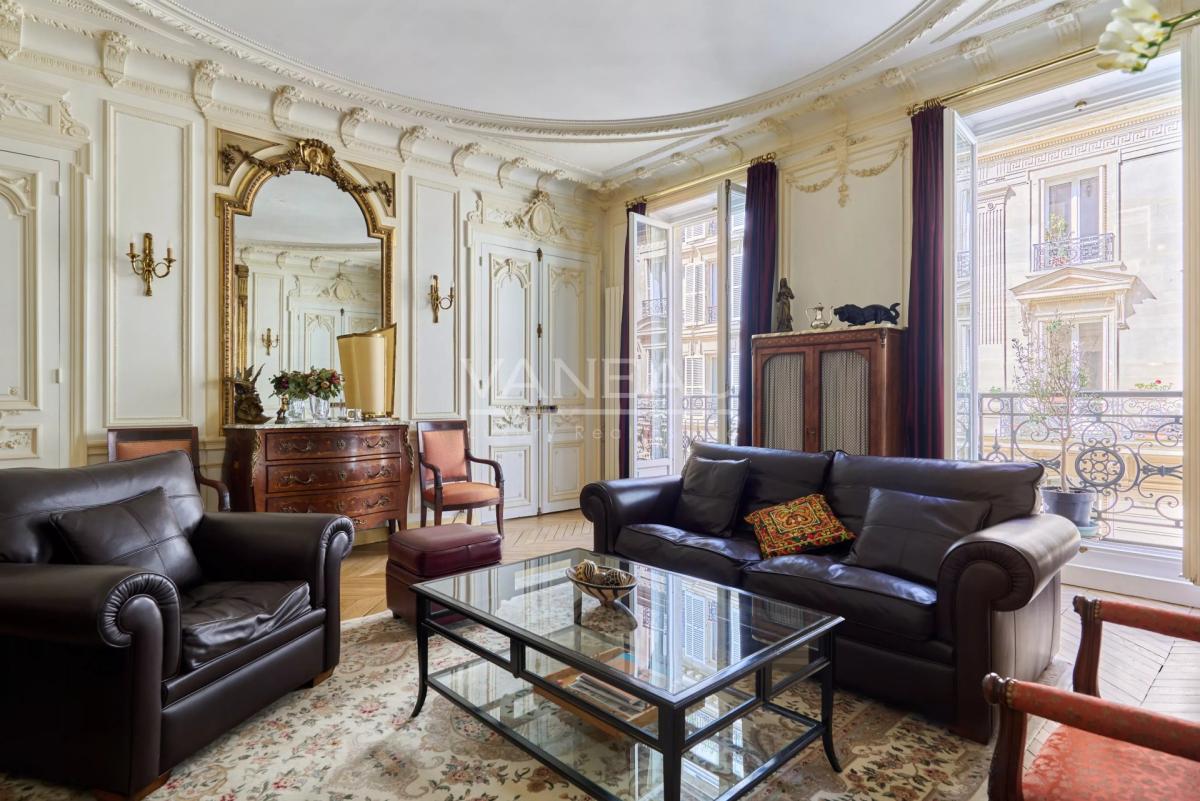 Paris VIIIe– Quartier Europe--Appartement familial et de récepti