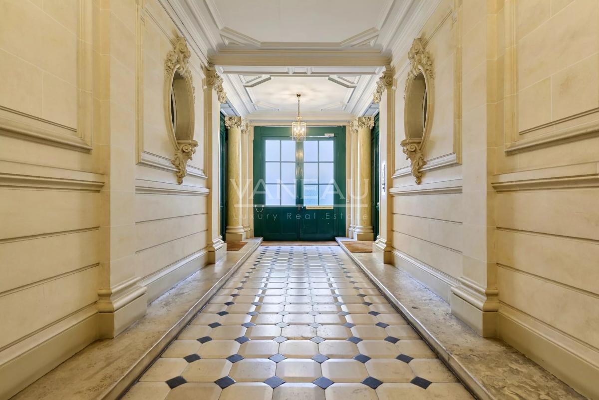 Paris VIIIe– Quartier Europe--Appartement familial et de réception