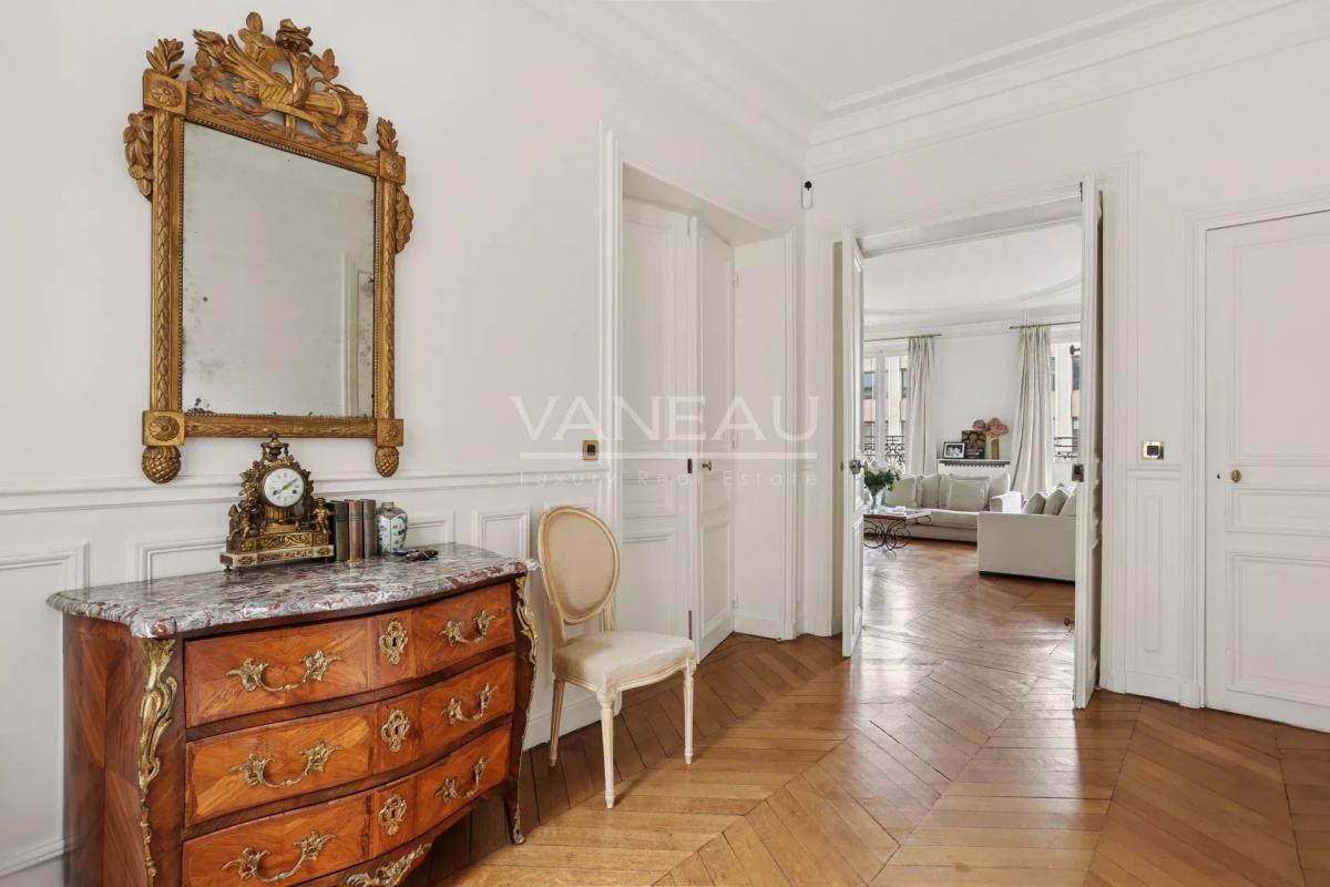 Paris VIIIe - A proximité du parc Monceau et de l’Etoile.