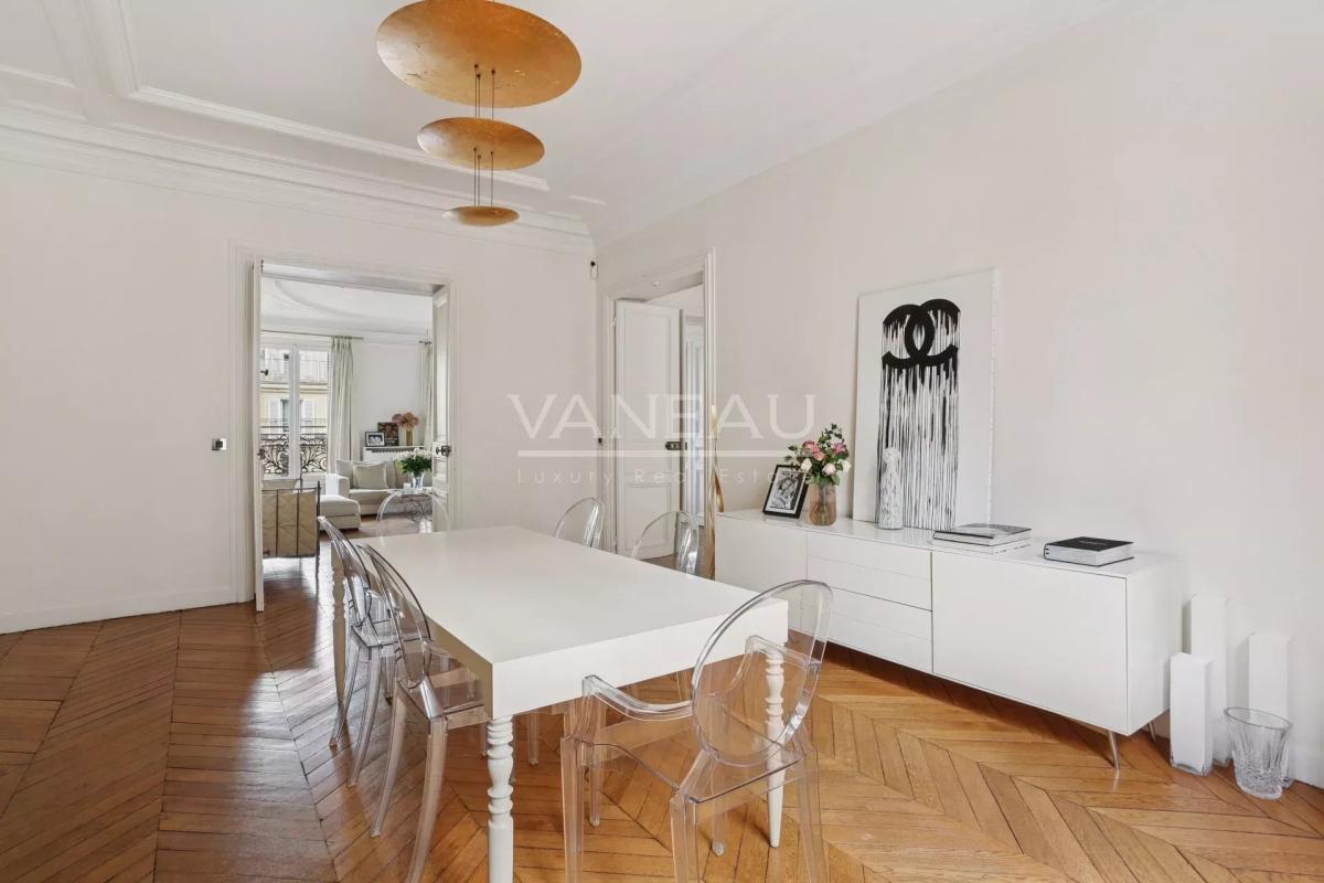 Paris VIIIe - A proximité du parc Monceau et de l’Etoile.