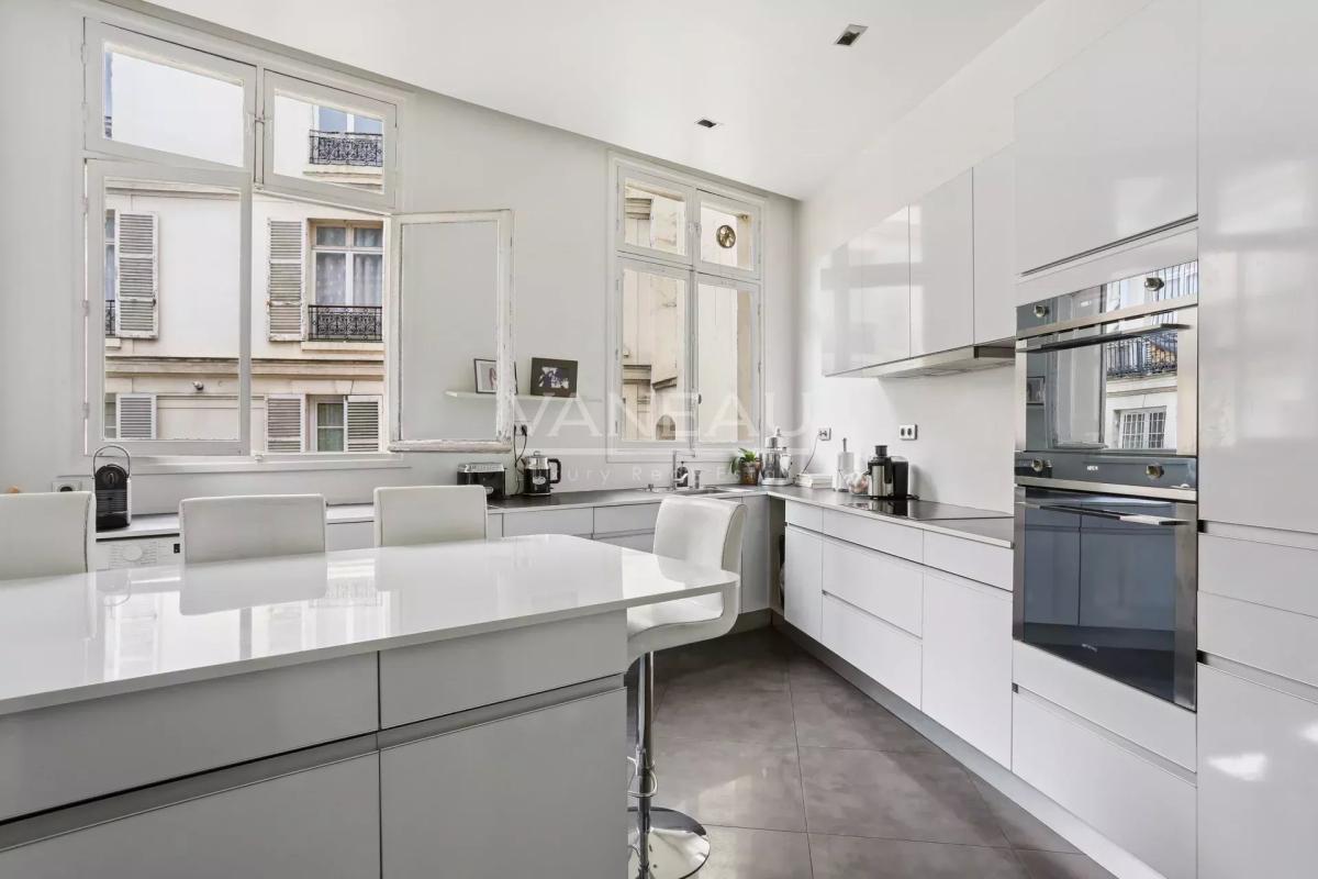 Paris VIIIe - A proximité du parc Monceau et de l’Etoile.