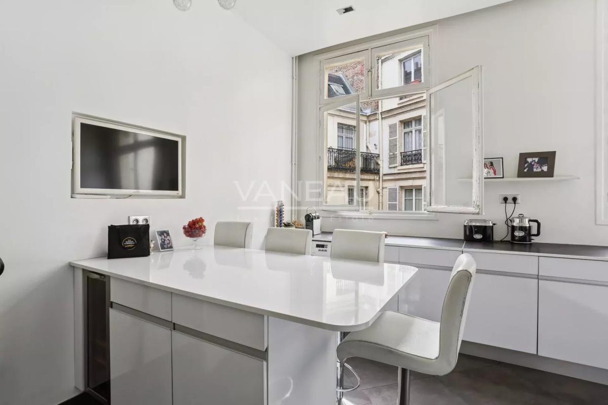 Paris VIIIe - A proximité du parc Monceau et de l’Etoile.