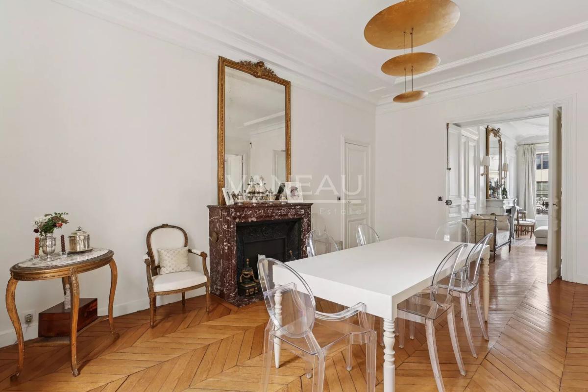 Paris VIIIe - A proximité du parc Monceau et de l’Etoile.