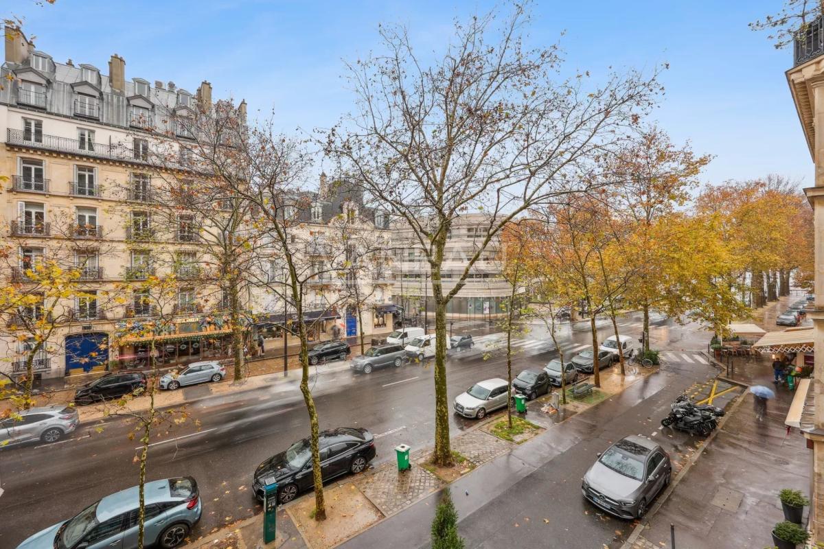 Paris VIIe - Gros Caillou -  Appartement avec balcon  — 2 chambr