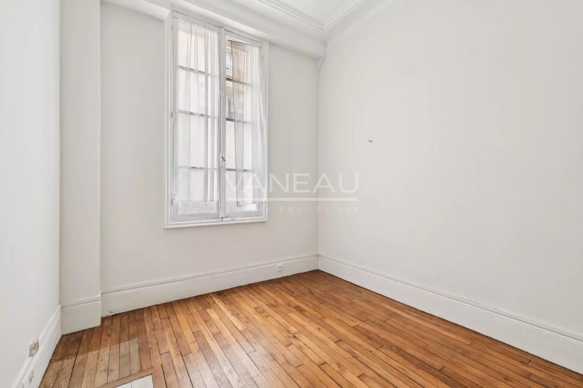 PARIS XV - Villa Poirier : Appartement trois pièces à rénover