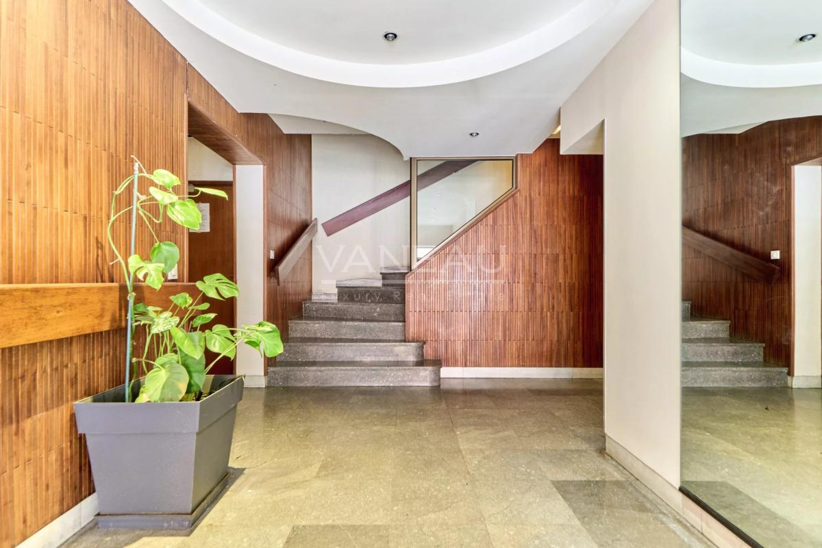 PARIS XVe - Volontaires : Appartement familial avec balcon