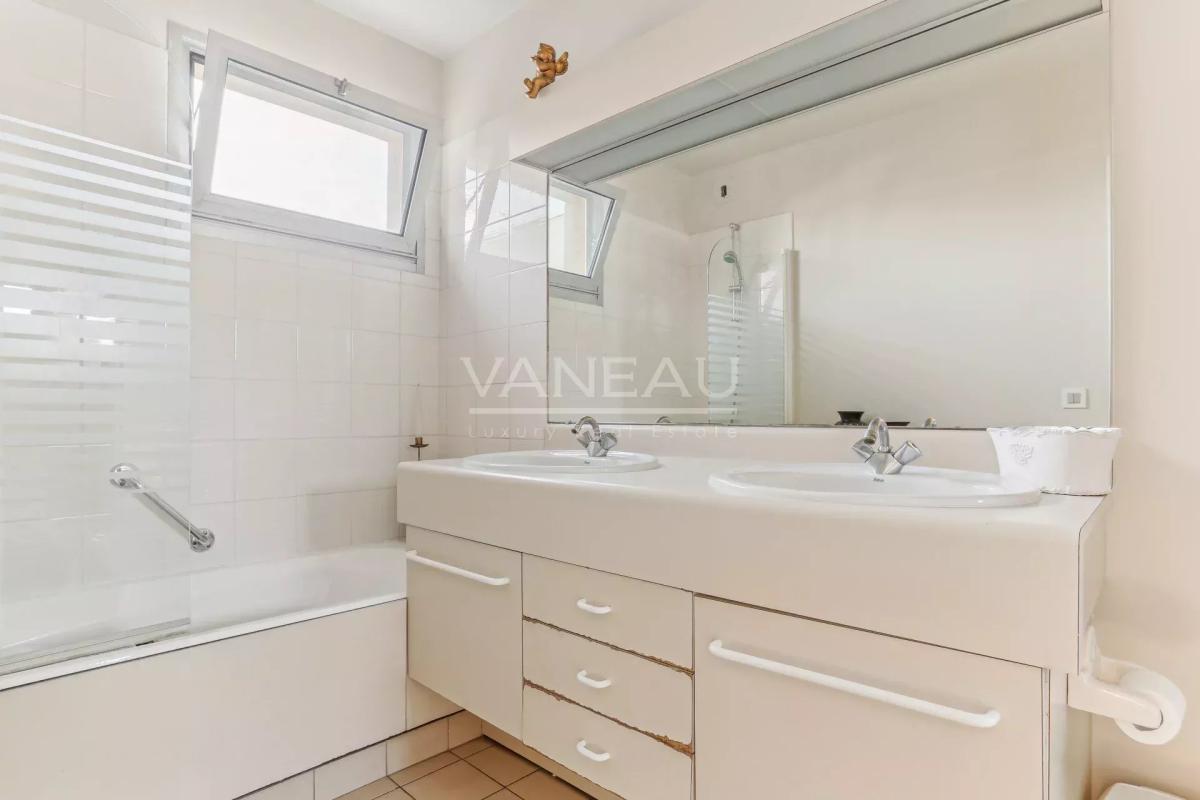 Suresnes/Mairie - Appartement dernier étage avec terrasse et bal