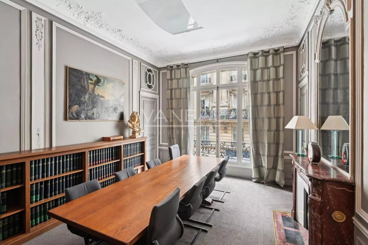 Paris XVIe - IENA - Place de l'Amiral de Grasse.