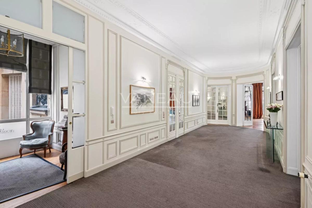 Paris XVIe - IENA - Place de l'Amiral de Grasse.