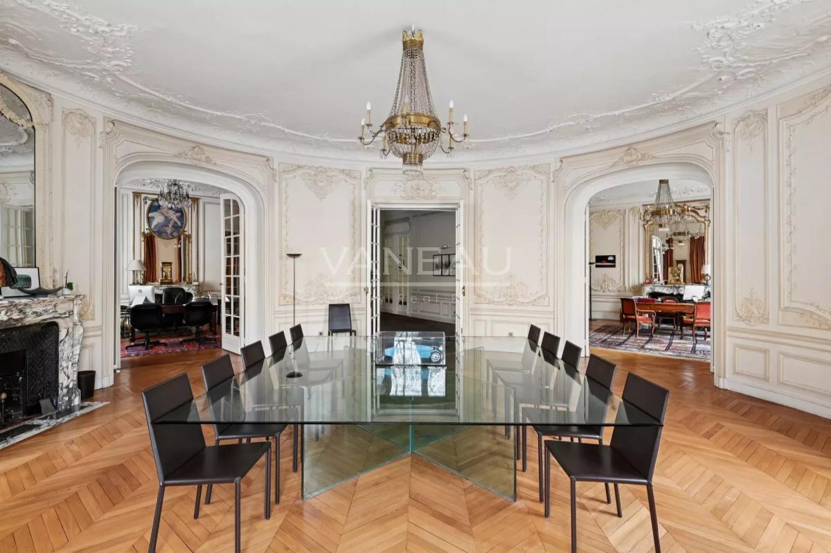 Paris XVIe - IENA - Place de l'Amiral de Grasse.