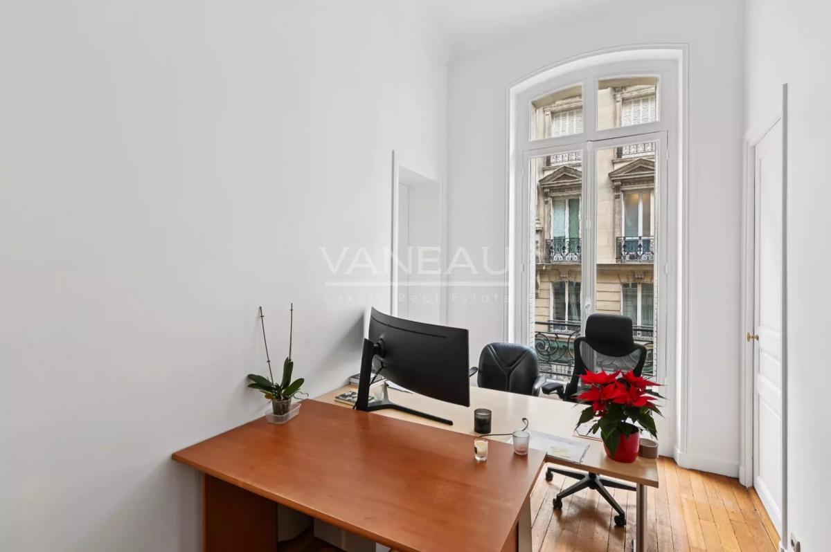 Paris XVIe - IENA - Place de l'Amiral de Grasse.