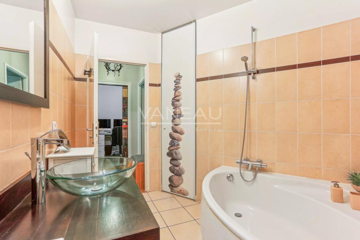 Deux pièces avec balcon exposé sud - immeuble moderne