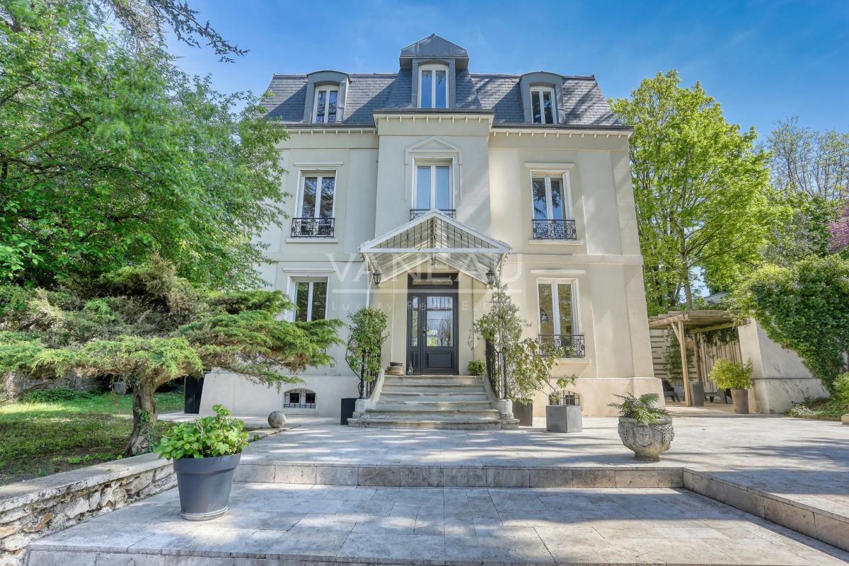 Montmorency – Élégante propriété Mansart d’exception, entièremen