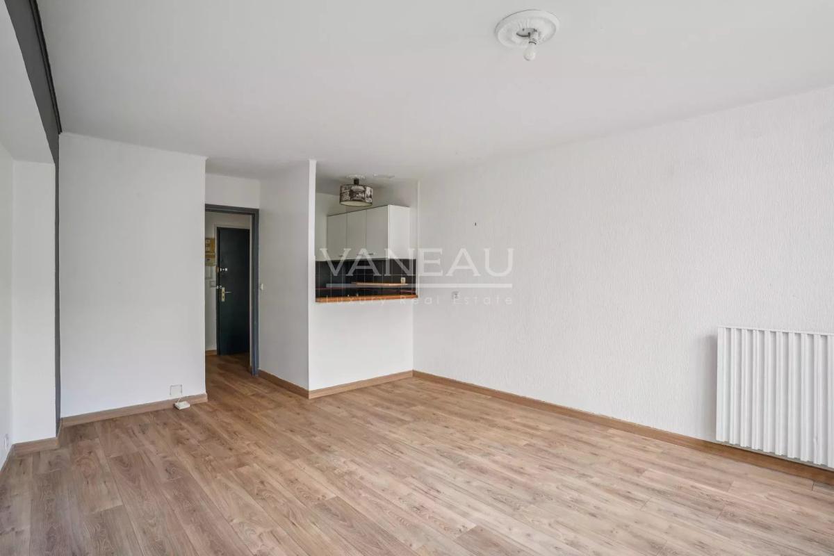 Paris 11ème Parmentier agréable studio sur jardin sans vis-à-vis