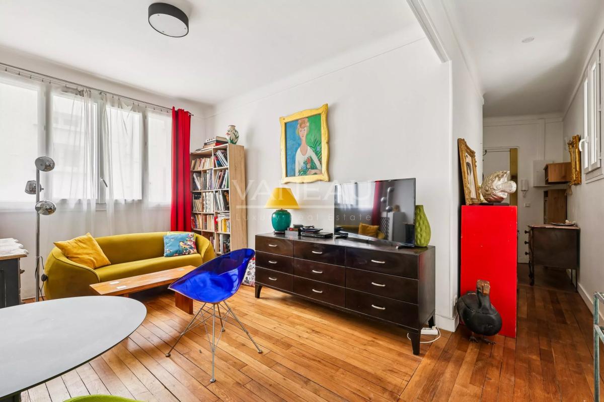 PARIS XVe - Volontaires : Appartement deux pièces au calme