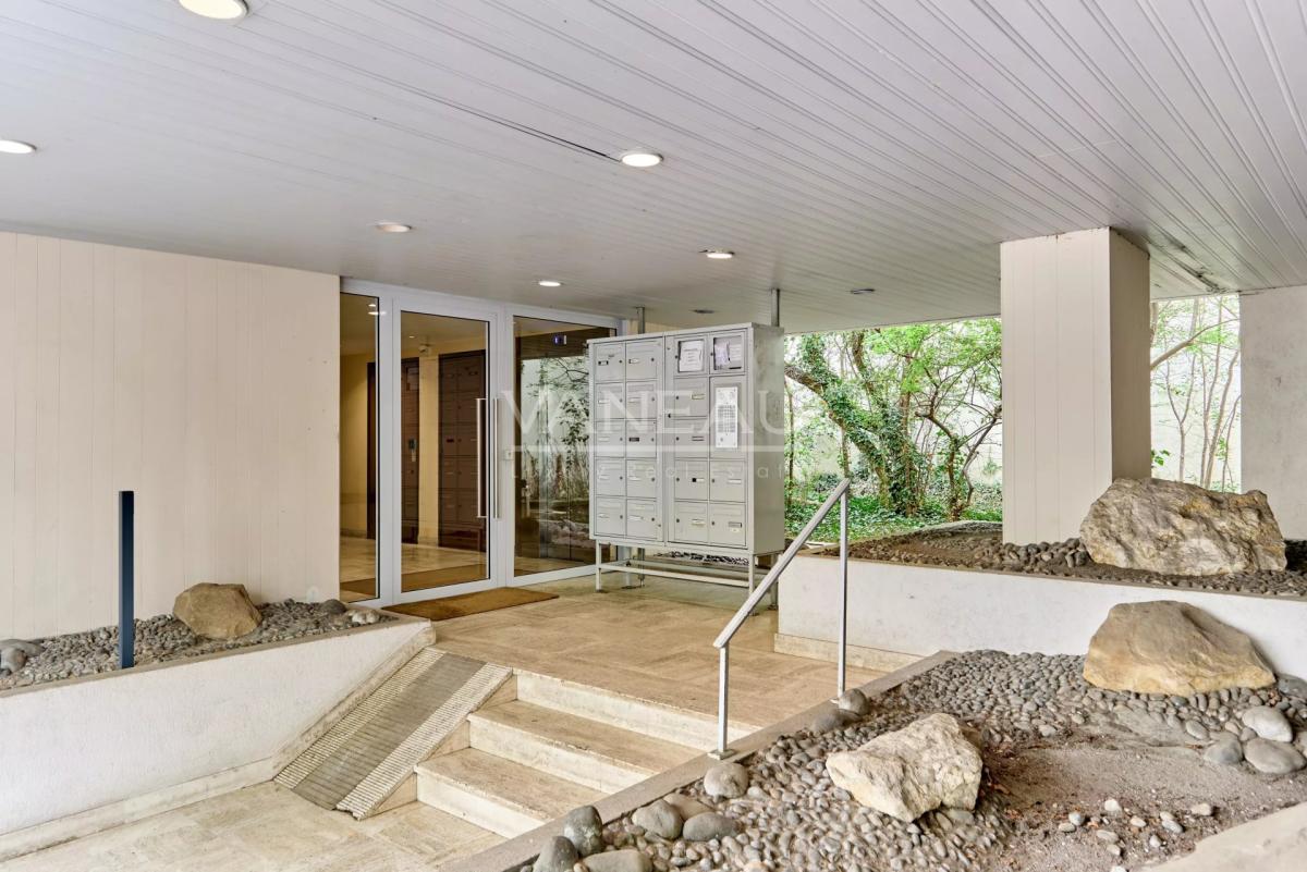 PARIS XVe - Appartement quatre pièces avec balcons - Parking inc