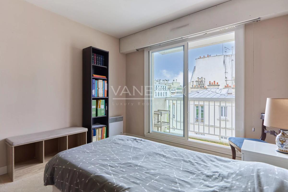 PARIS XVe - Appartement quatre pièces avec balcons - Parking inc