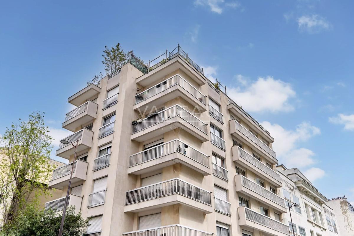 PARIS XVe - Appartement quatre pièces avec balcons - Parking inc