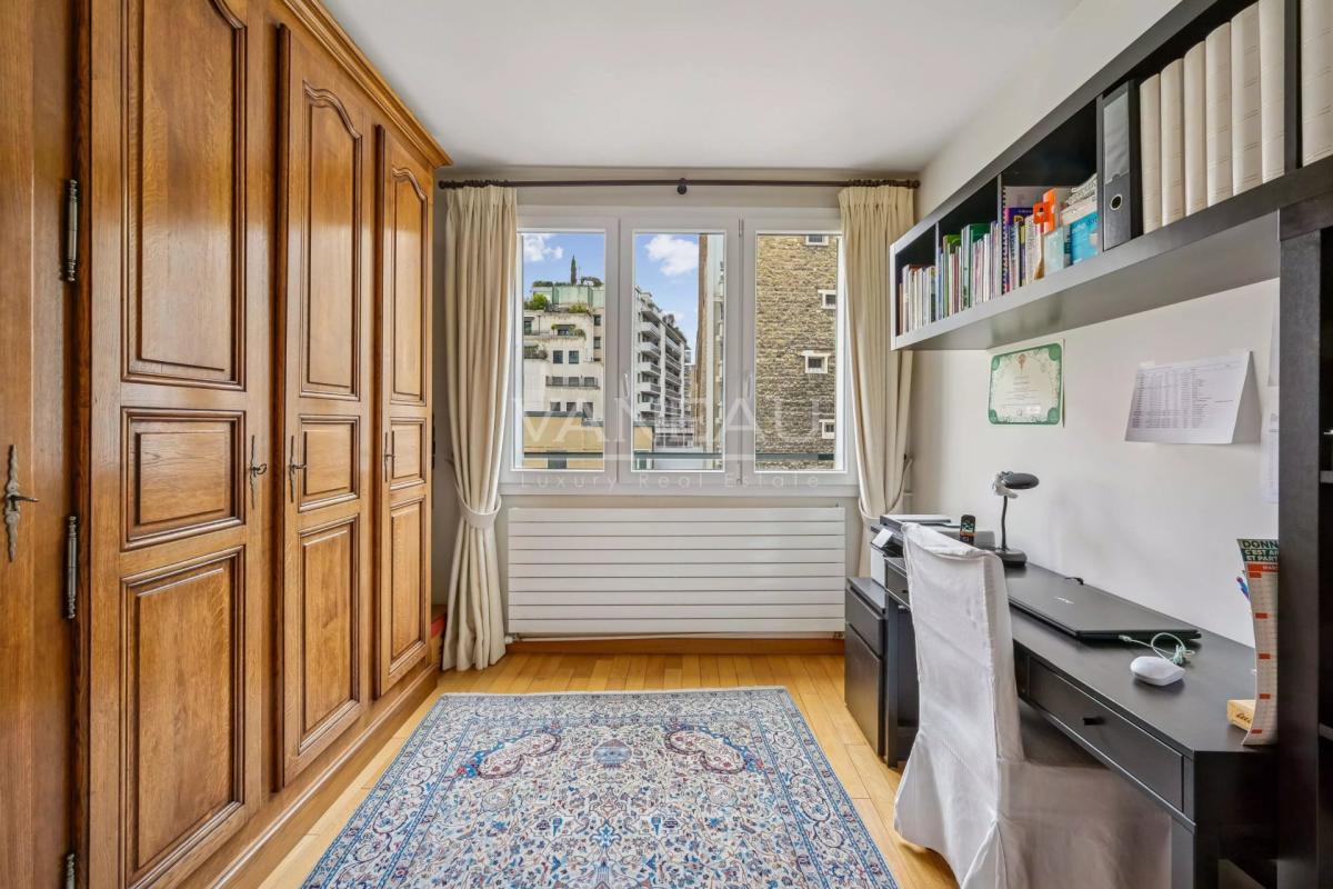 Paris XVe - Appartement trois pièces avec balcon - Parking inclu
