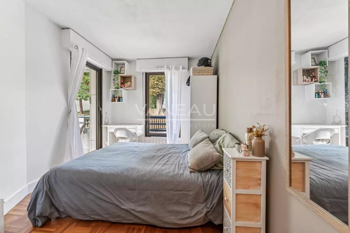 SURESNES - Appartement familial avec terrasse et balcon.