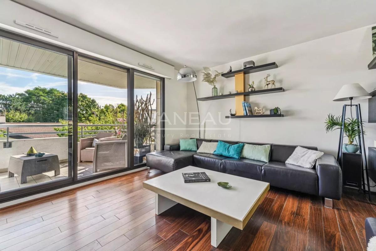 SURESNES - Appartement familial avec terrasse et balcon.
