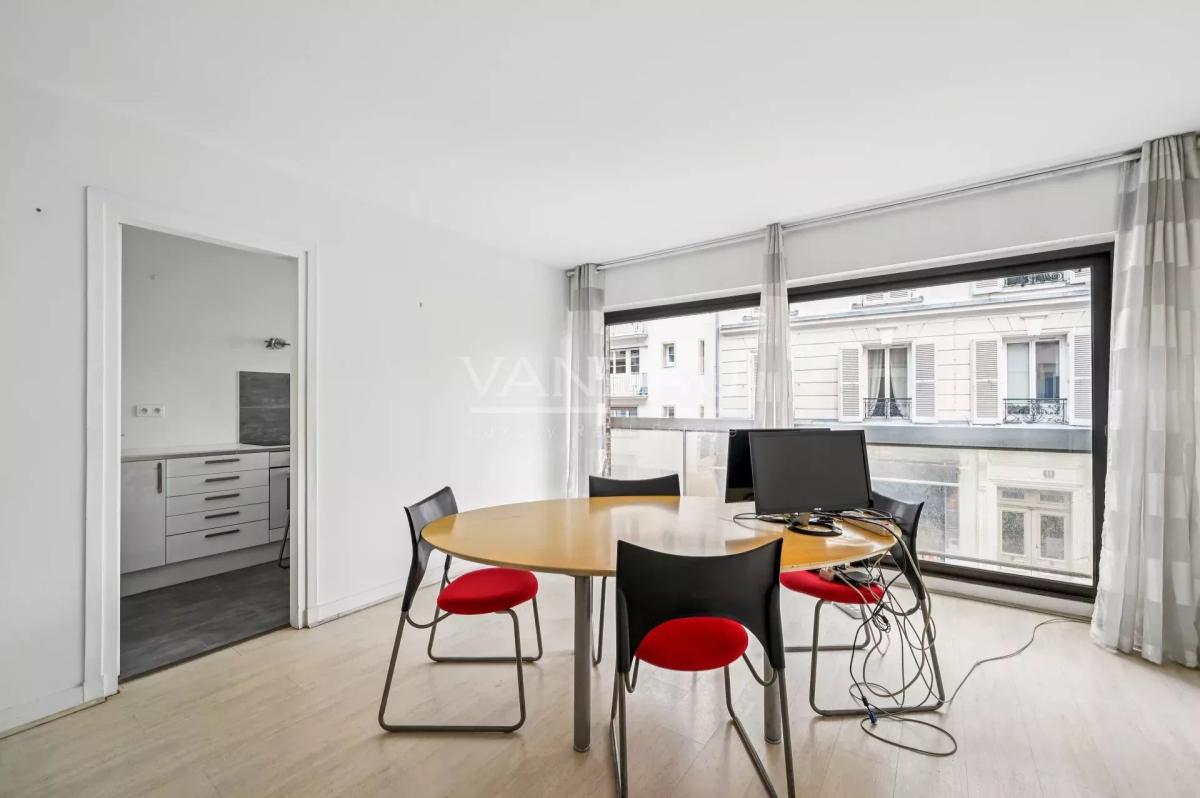 Paris XVe - Volontaires / Vaugirard : Studio lumineux avec balco