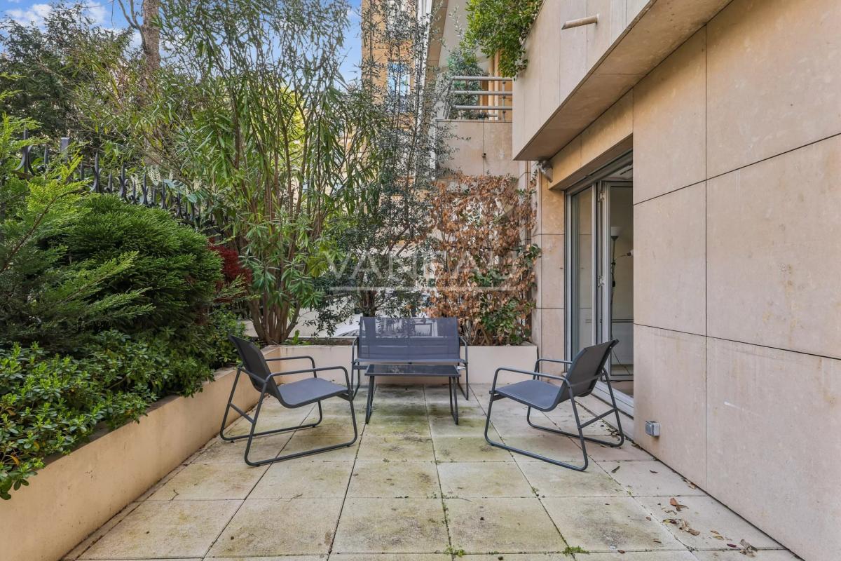 Paris XVIe - Muette - Rez de Jardin au calme absolu.