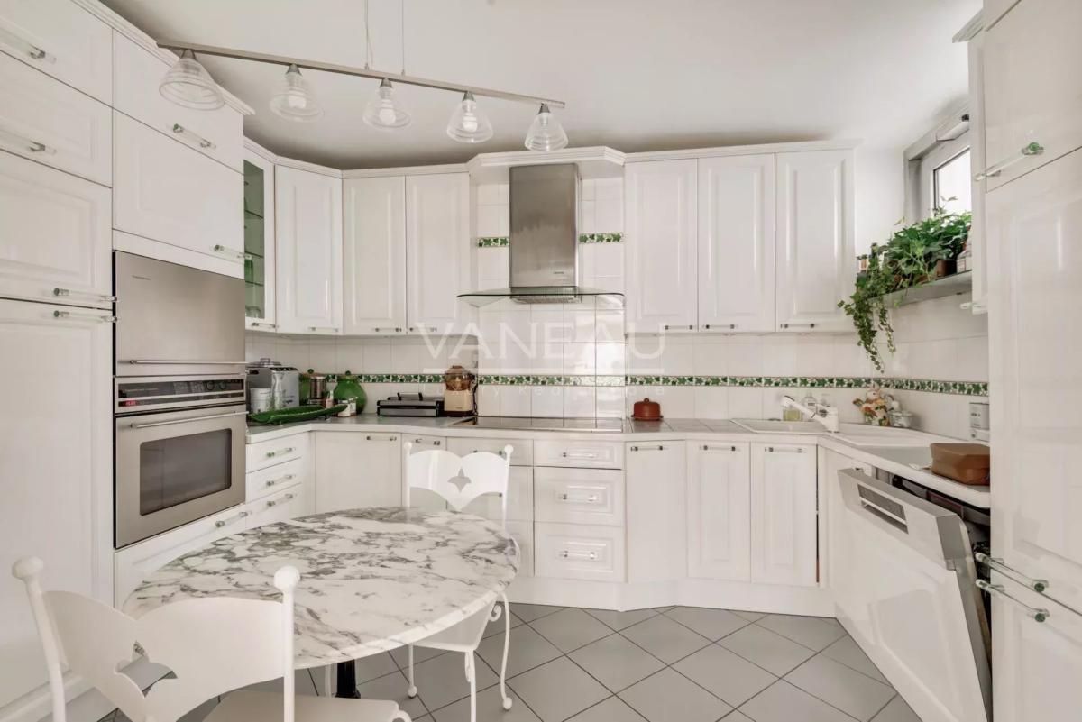 PARIS XVe - Square Necker appartement au calme