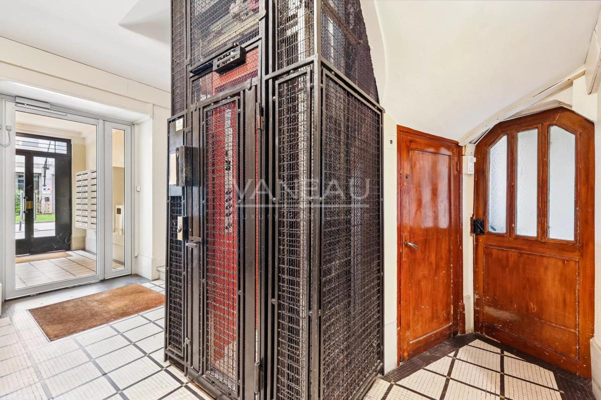 PARIS XVe - Volontaires : Appartement deux pièces au calme