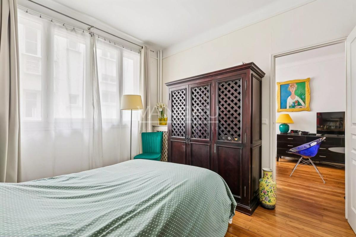 PARIS XVe - Volontaires : Appartement deux pièces au calme