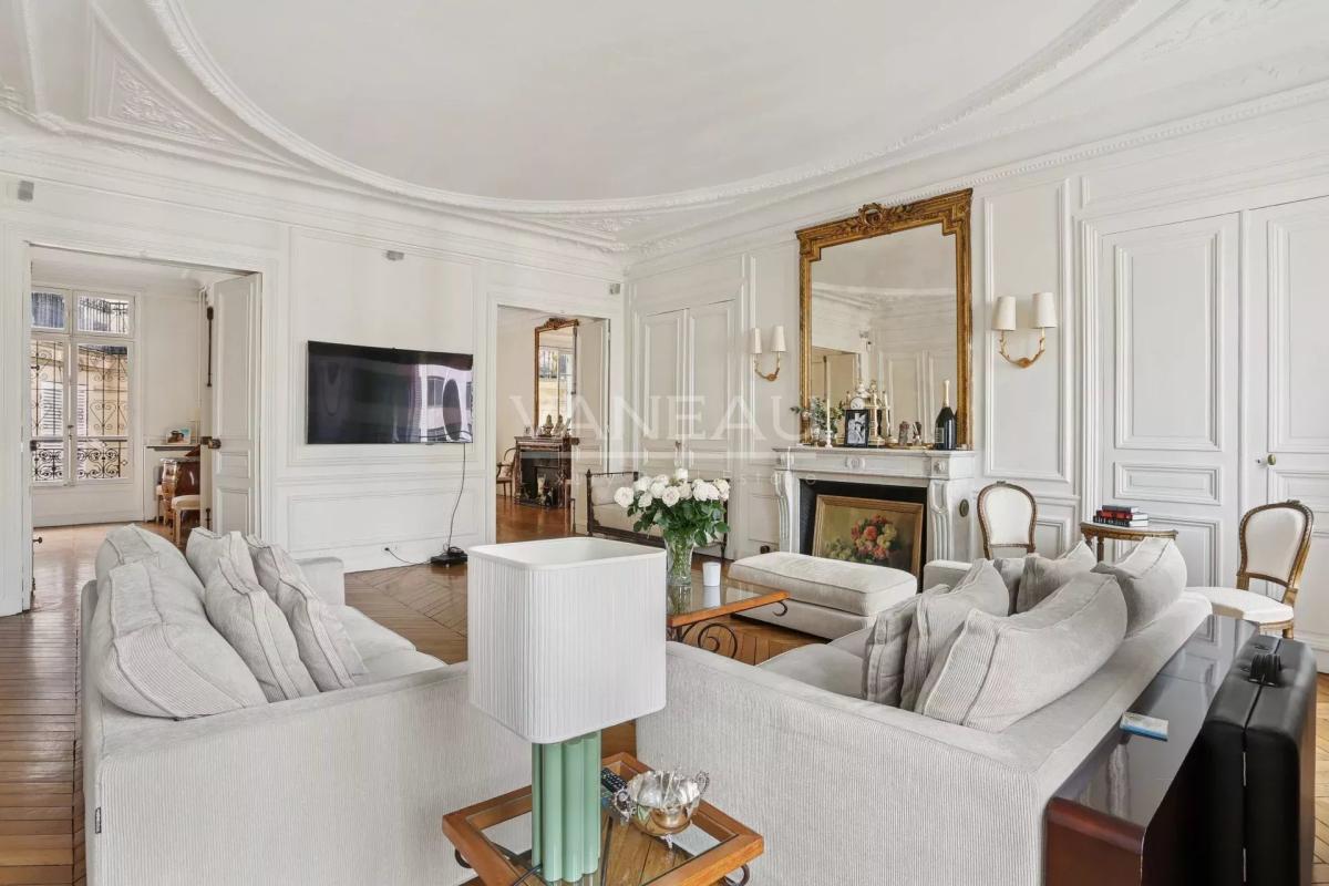 Paris VIIIe - A proximité du parc Monceau et de l’Etoile.