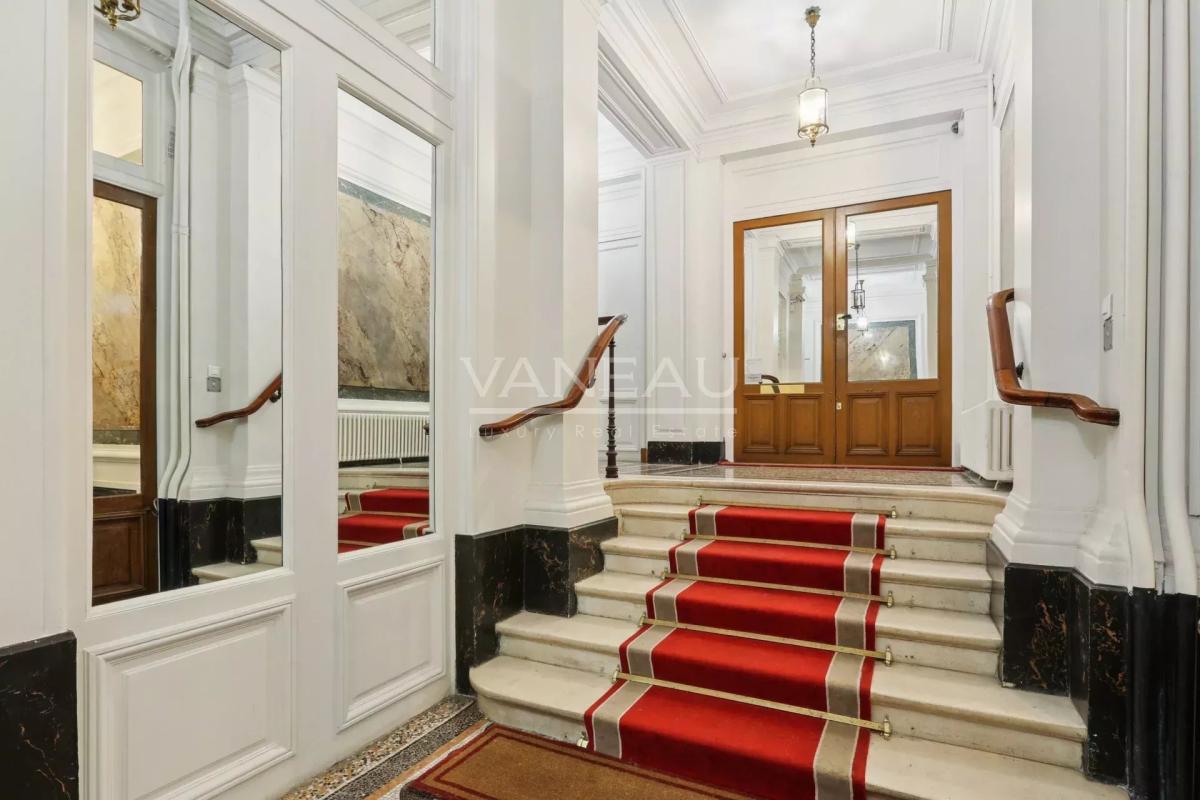 Paris VIIIe - A proximité du parc Monceau et de l’Etoile.