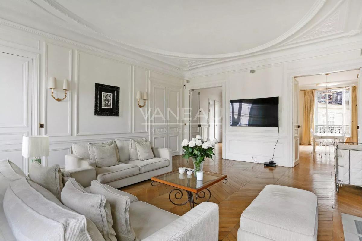 Paris VIIIe - A proximité du parc Monceau et de l’Etoile.