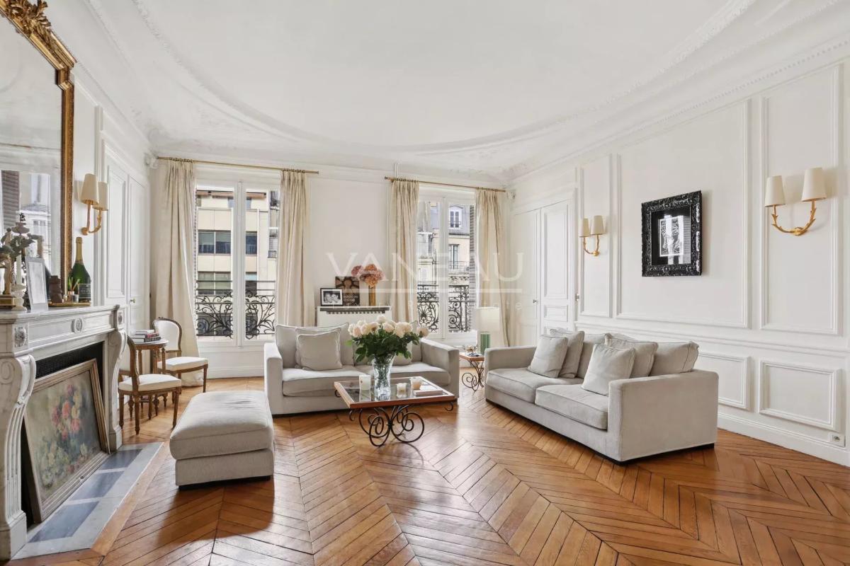 Paris VIIIe - A proximité du parc Monceau et de l’Etoile.