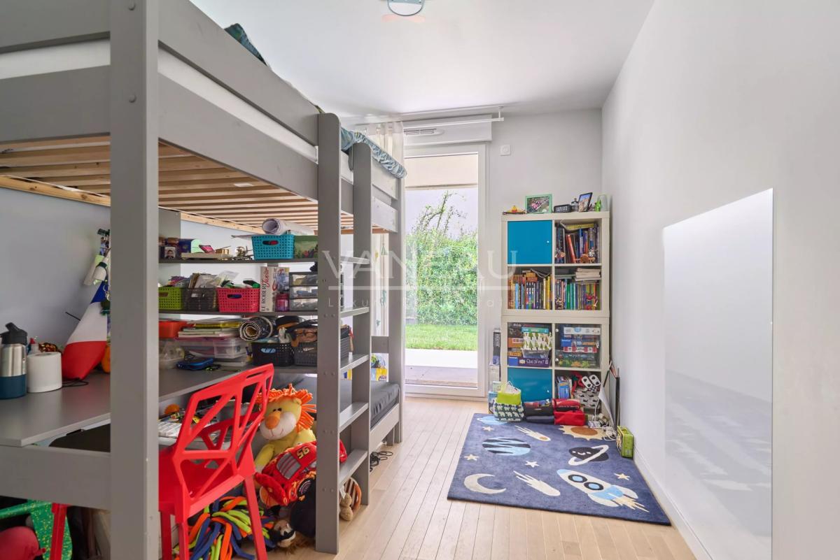 Courbevoie - Appartement 4 pièces avec jardin dans immeuble réce