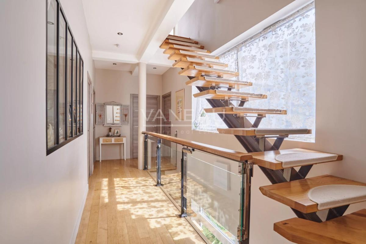 PUTEAUX - Maison contemporaine familiale – Proche La Défense, au