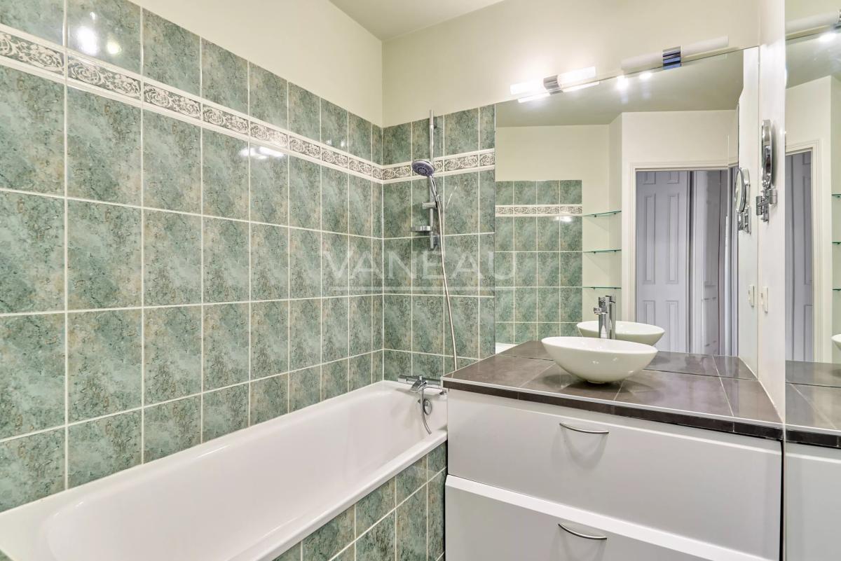 Courbevoie - Quartier des Affaires - Appartement familial avec parking