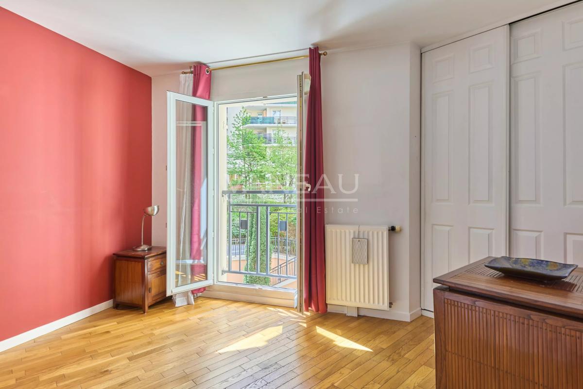 Courbevoie - Quartier des Affaires - Appartement familial avec parking