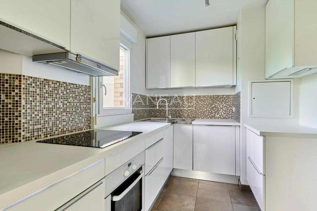 Courbevoie - Quartier des Affaires - Appartement familial avec parking