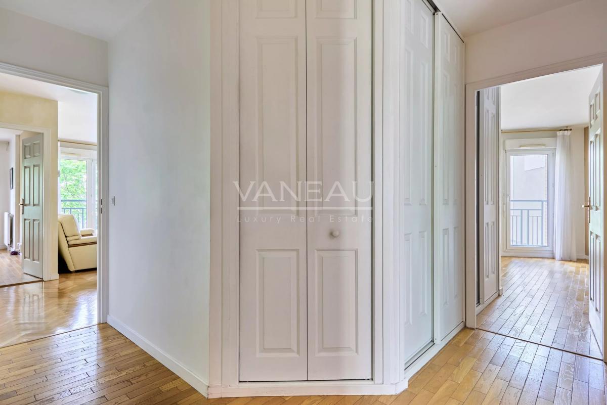 Courbevoie - Quartier des Affaires - Appartement familial avec parking