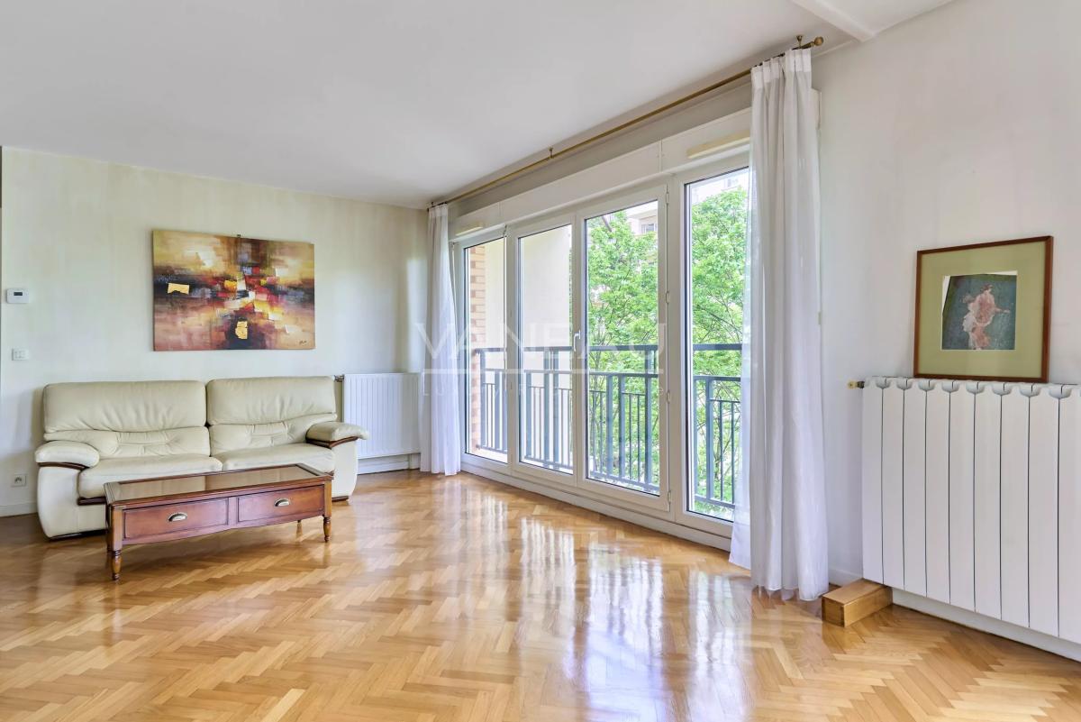 Courbevoie - Quartier des Affaires - Appartement familial avec parking