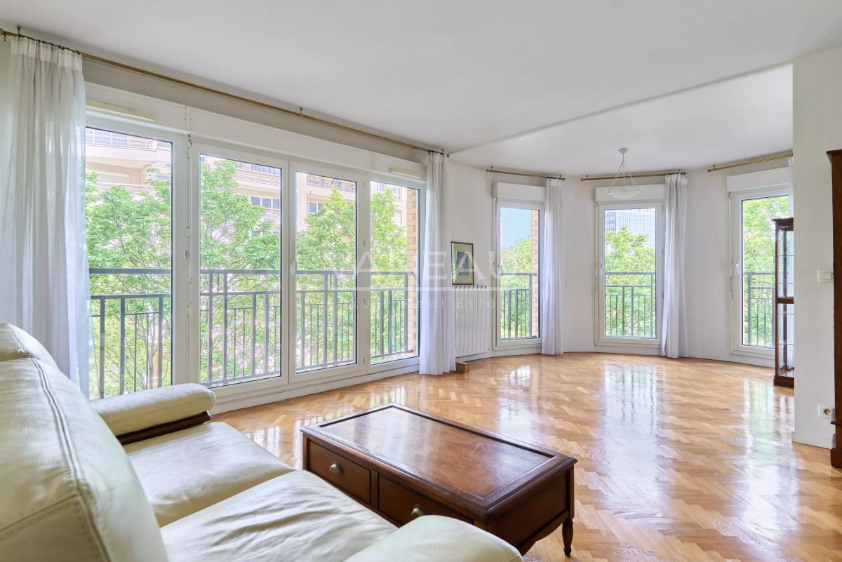 Courbevoie - Quartier des Affaires - Appartement familial avec parking