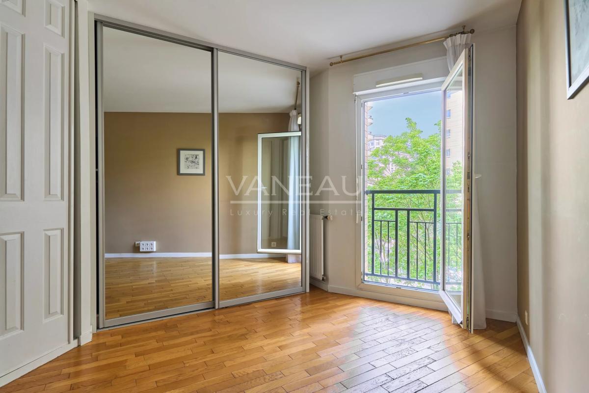 Courbevoie - Quartier des Affaires - Appartement familial avec parking