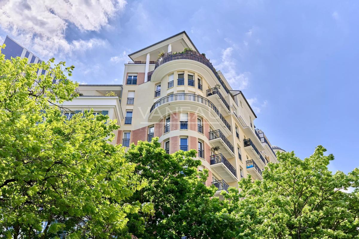 Courbevoie - Quartier des Affaires - Appartement familial avec parking